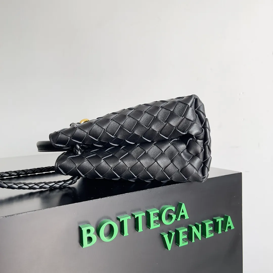 The 2023 new Andiamo batch of 1860 BV has been shipped‼ ️Really popular🔥The new Andiamo woven handbag launched by Bottega Veneta this season is really popular all over the world! ! Celebrities at home and abroad have worn it, and Oscar-winning actress Michelle Yeoh has taken it out on the street. Song Jia, Trai Yara, Yu Feihong, Sanji Ayaka, Rosie Hunting-Whiteley, Yoshioka Riho, etc. have all picked up this bag. It is classic and versatile, showing off its temperament, and the bag capacity is also large, which is very convenient for daily commuting! ! A variety of carrying methods, the shoulder straps can be adjusted by yourself, the original lambskin feels soft and delicate, and the neutral style is made to break gender boundaries and bring a more practical and longer-lasting use experience. Andiamo, which has both elegant and casual styles, perfectly interprets the true appearance of "fashionable old money style". Style number: 743568 Size: 25*22*10.5cm